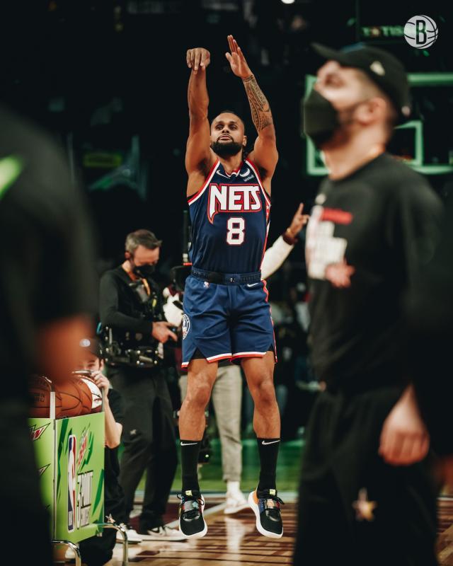 开云体育在线-和冠军取经也没用！米尔斯三分大赛喜提“重在参与”