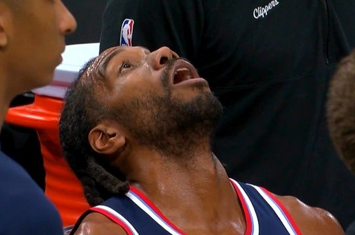 开云体育在线-单核累坏了！小卡被打到眼睛 坐在替补席看球馆上方大屏幕回放