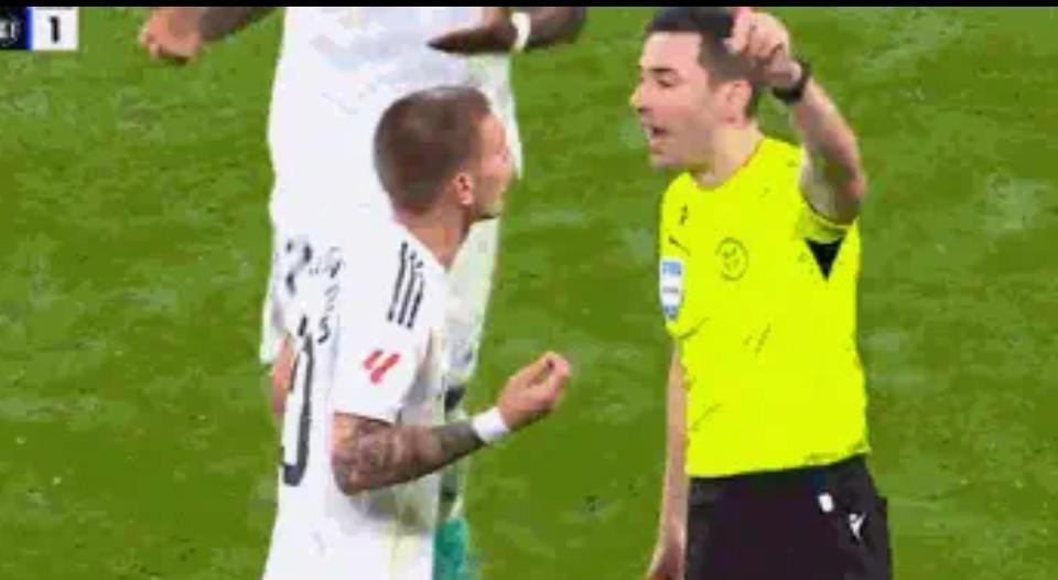 开云体育在线-马卡揭秘马斯坦托诺怒喷裁判：真耻辱，真TM的耻辱